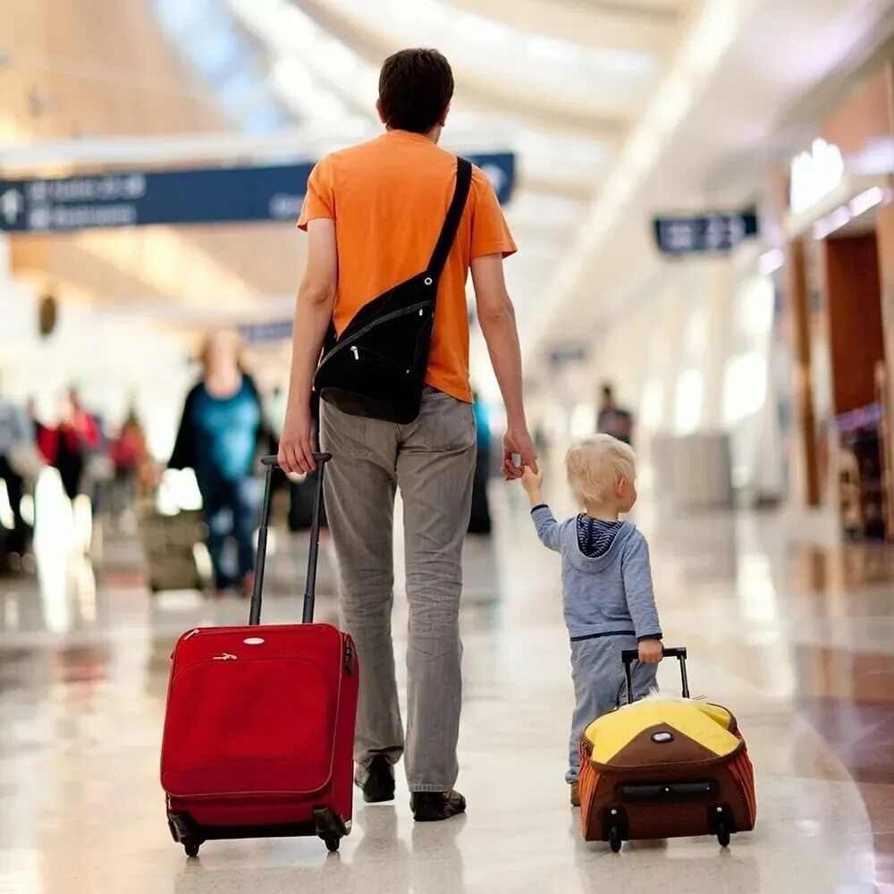 Переехать заграницу. Дети в аэропорту. Чемодан для детей. Выезд ребенка за границу. Семья с чемоданами.