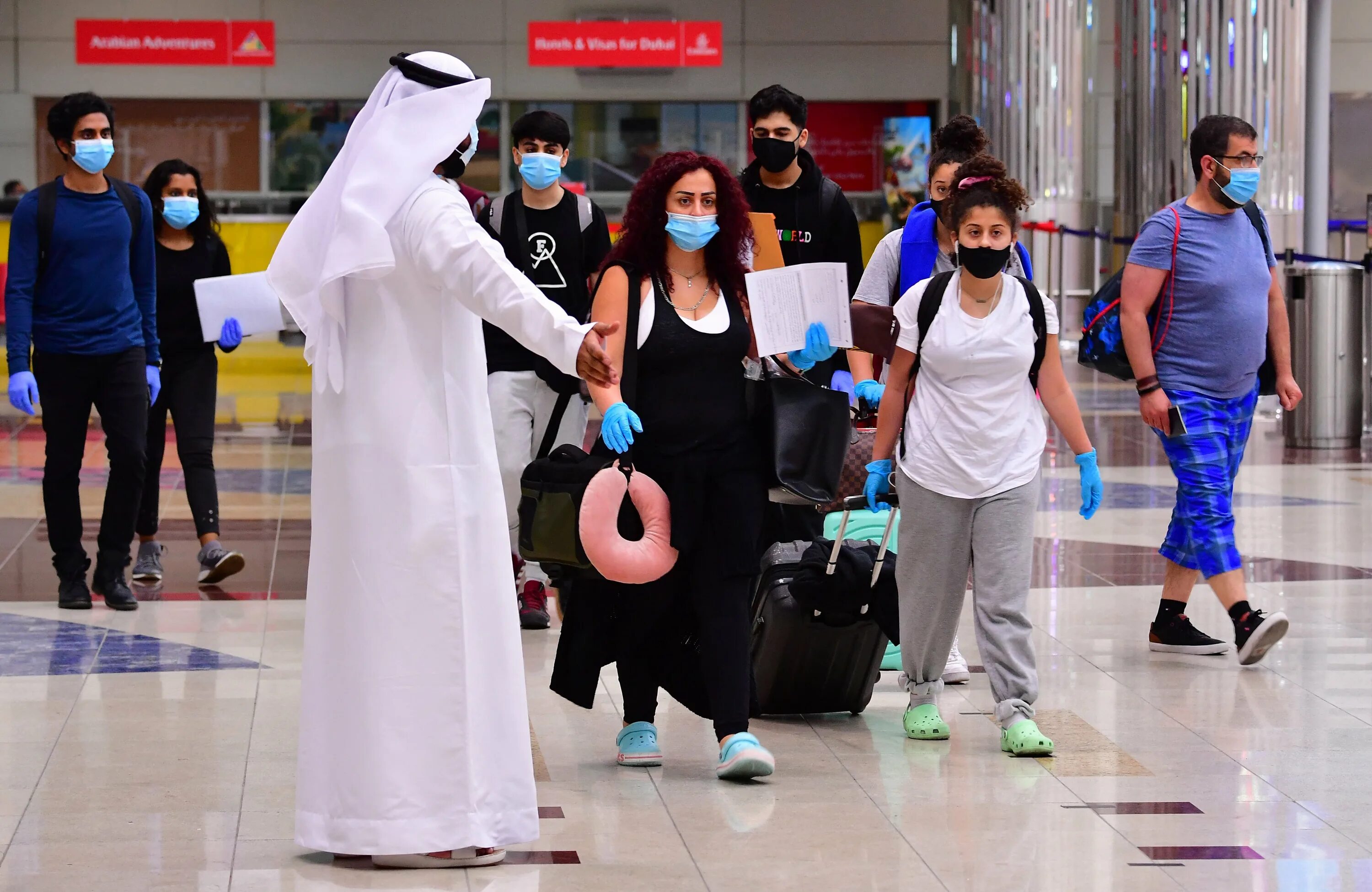 Дубай люди. ОАЭ Covid 19. ОАЭ туристы. Туристы в Эмиратах.