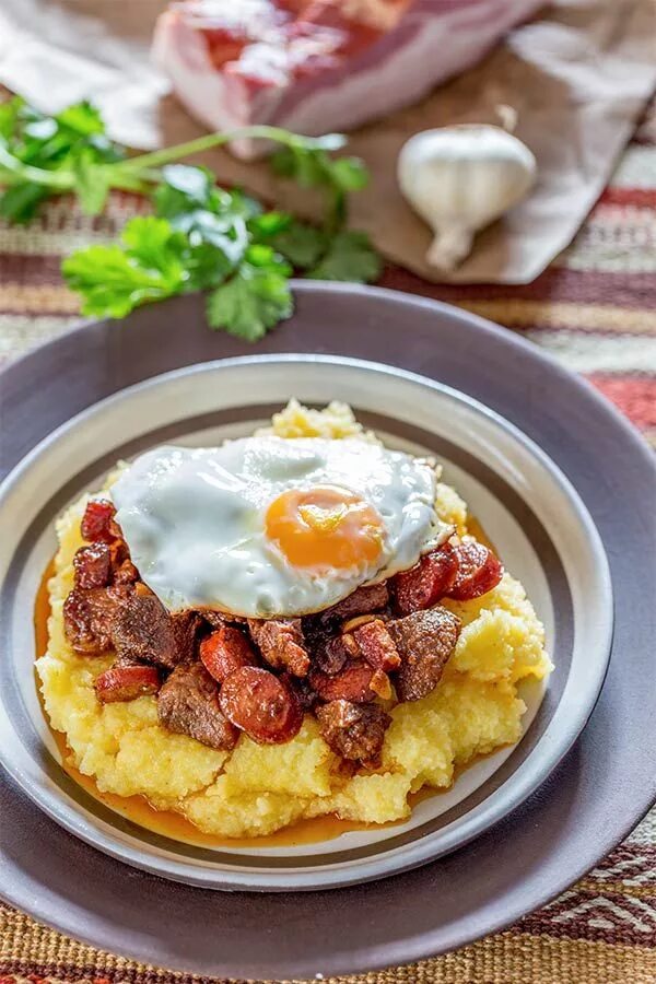 Баклажанный салат румыния. Румынская закуска. Румынское национальное блюдо. Баклажанный салат по румынски. Плакие де пеште.