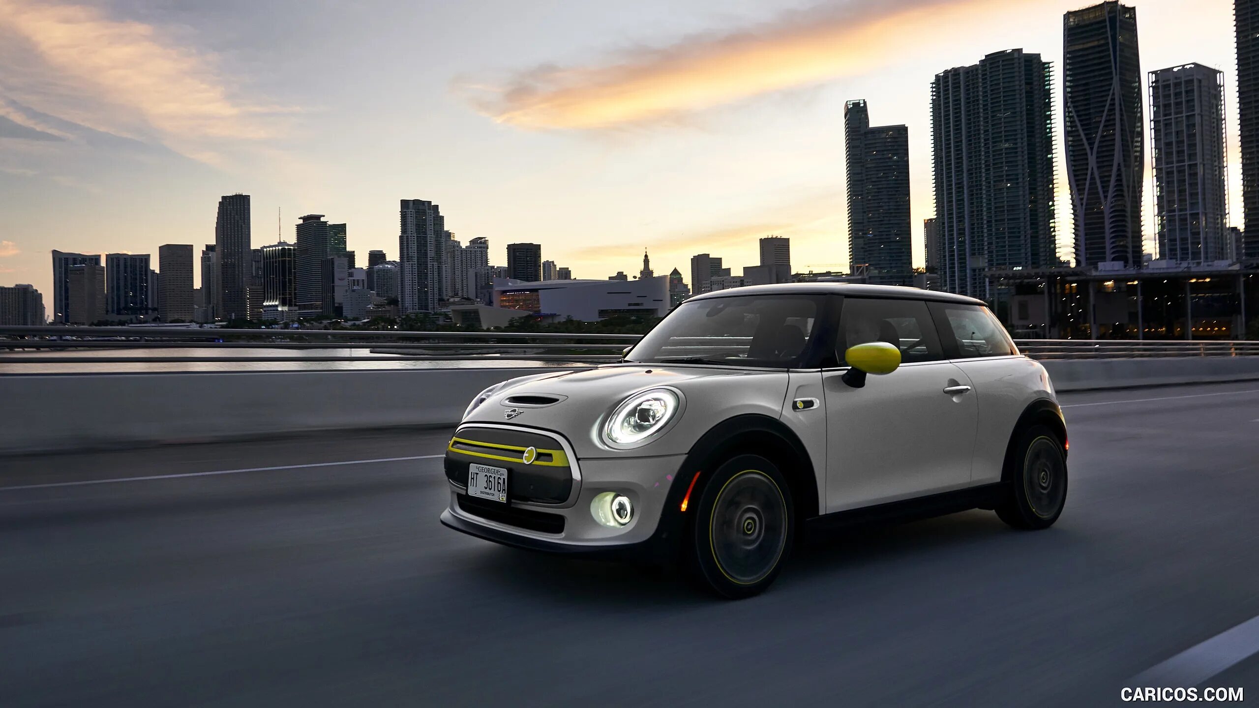 Включи мими машины. Мини Купер машина 2022. Mini Cooper Electric 2022. Mini Cooper 2023. Мини Купер самый 2022.