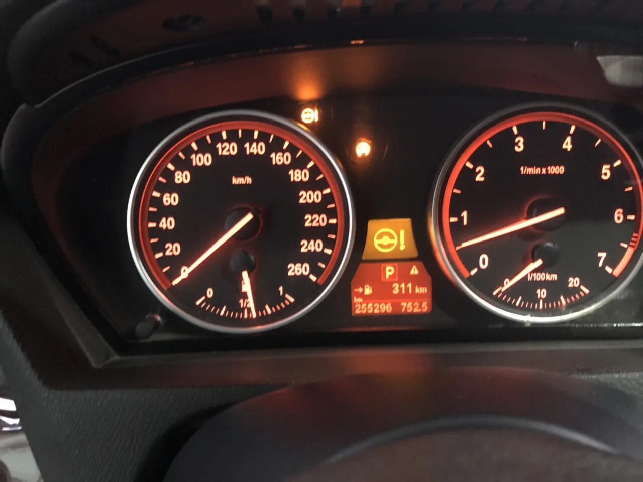 Температура двигателя е60. Лампа низкого уровня масла бмв е60. бмв е53 3.0 бензин. бмв х3 е83 3.0 полный бак. индикатор низкого уровня охлаждающей жидкости bmw e90.