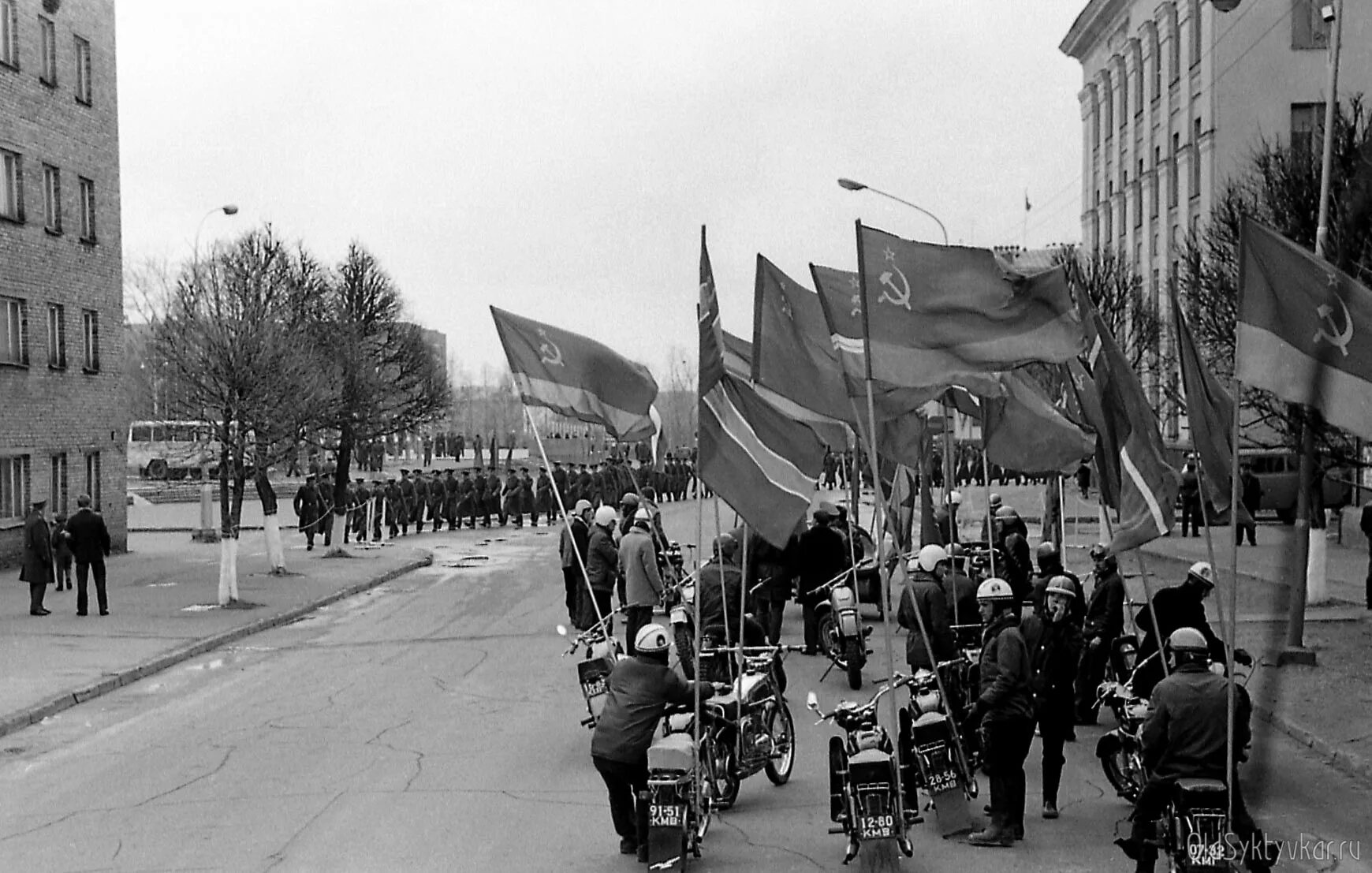 1 мая 1972 года. Первомайская демонстрация 1972 год. 1 Мая 1972. Первомайская демонстрация в Сыктывкаре. Польша 1949 год улица.