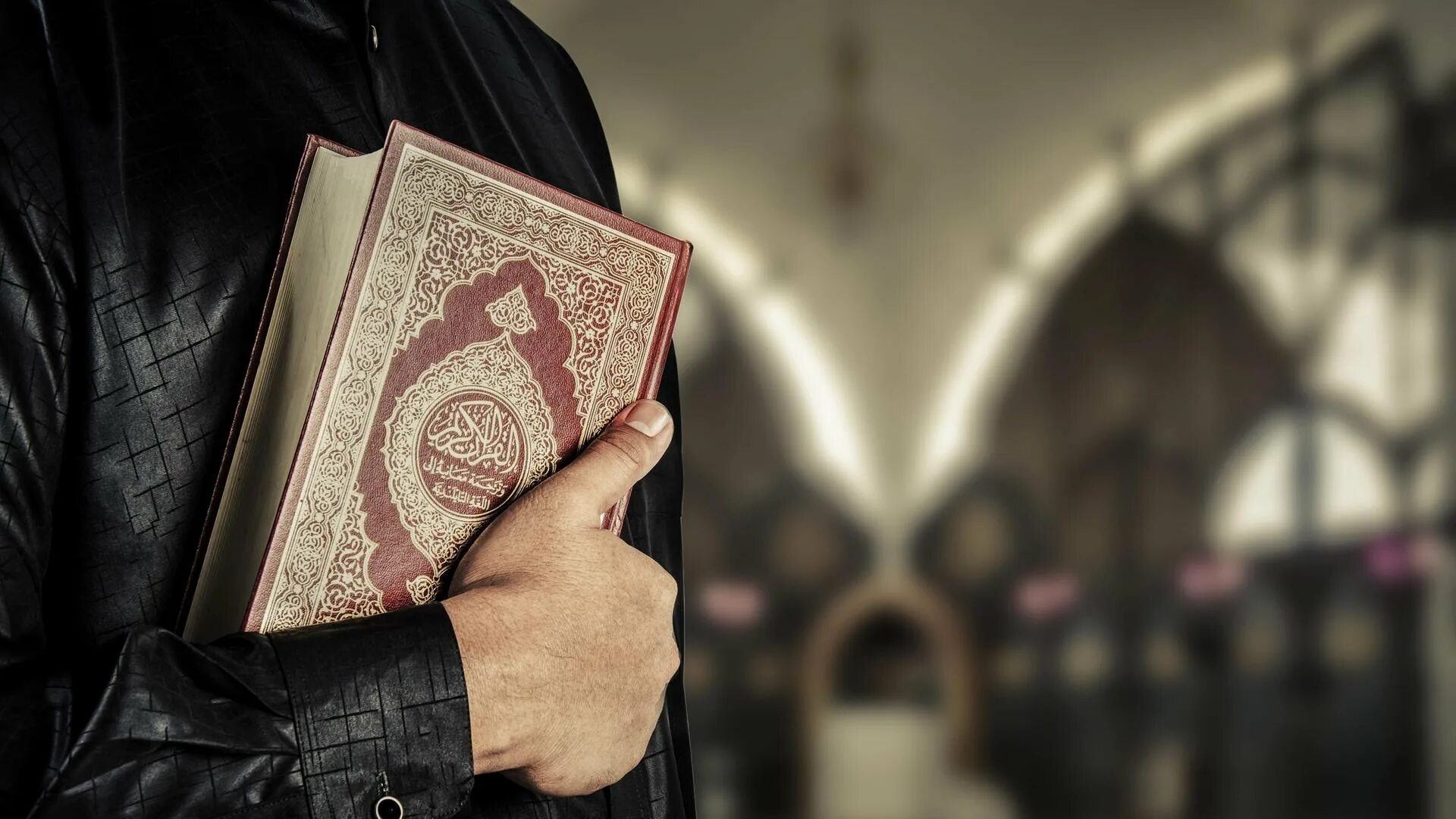 Каран слушает. Мусульманин с Кораном. Мужчина с Кораном. Коран в руках.