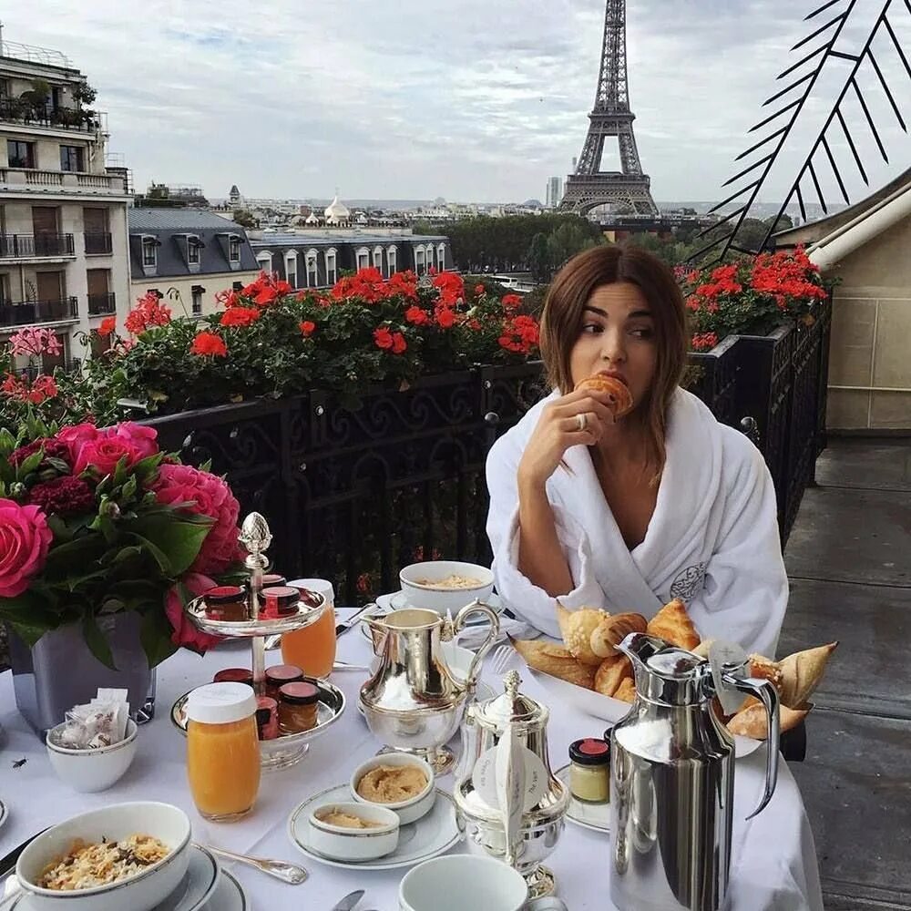 French life. Негин Мирсалехи Париж. Кафе с видом на Эйфелеву башню. Завтрак в Париже. Завтрак с цветами.