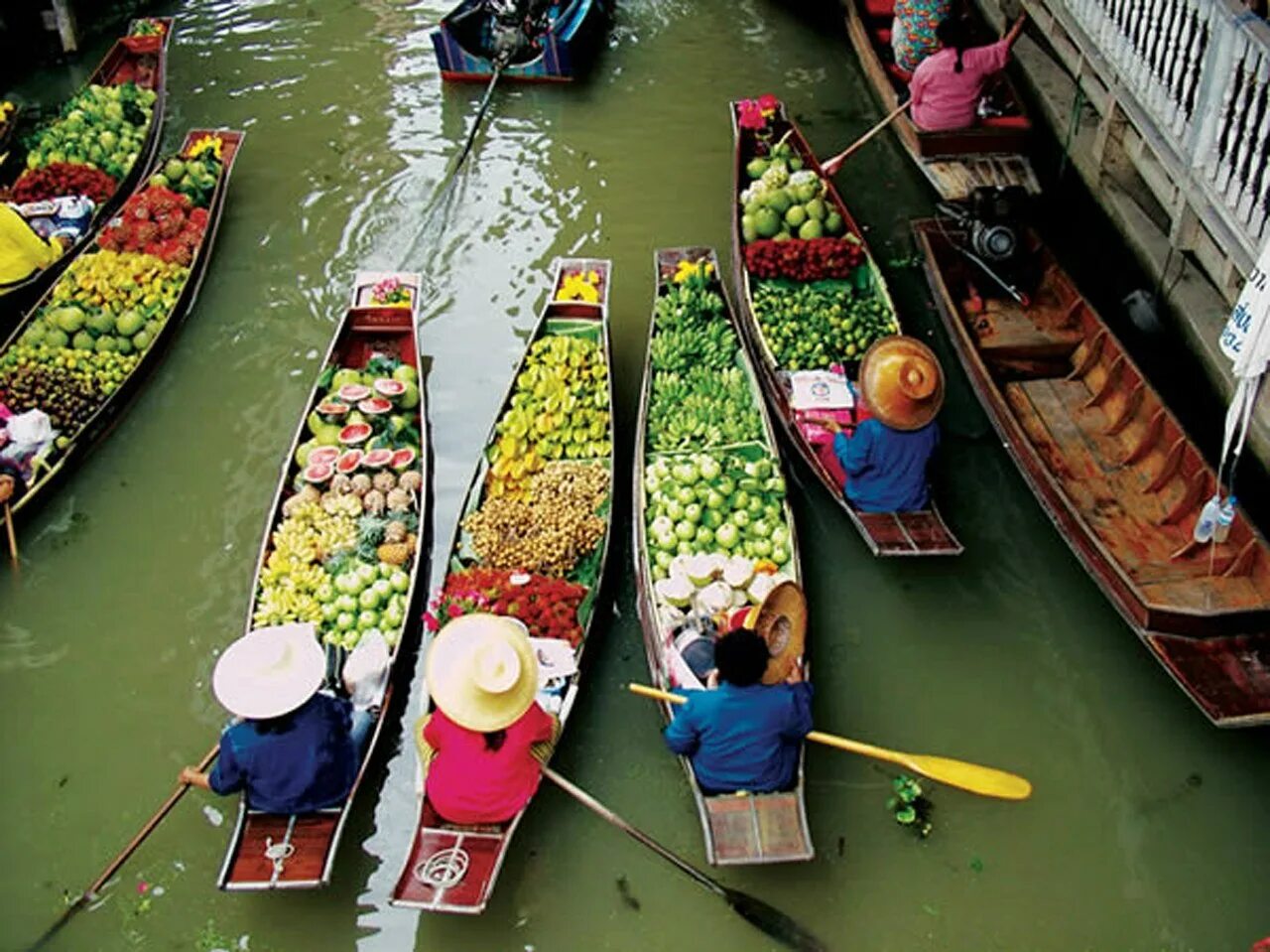 Фрукты в бангкоке. Плавучий рынок в Бангкоке. Плавучий рынок в Паттайе. Бангкок фото плавучий рынок. Таиланд плавучий рынок река Квай.