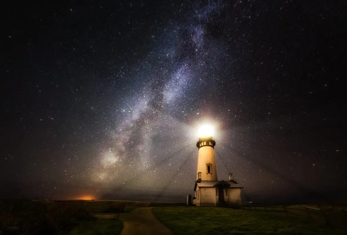 маяк керморван. маяк ночью. маяк освещает путь. маяк освещает путь. маяк ночью.