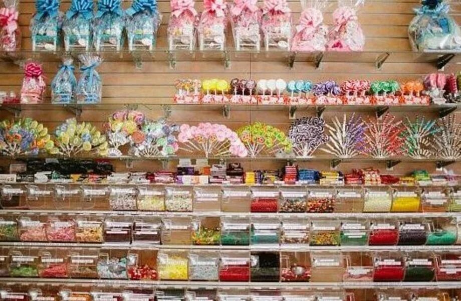Интернет магазин сладостей доставкой. Candy shop магазин сладостей. витрина со сладостями. витрина для конфет. красивые витрины для конфет.
