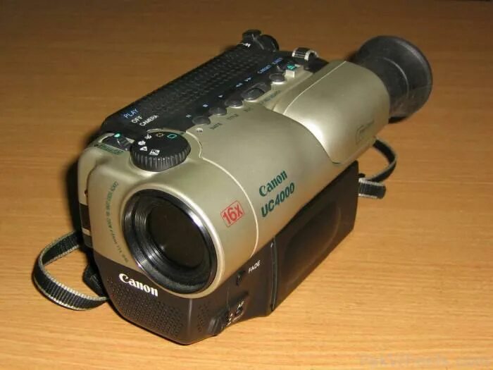 Камера 2000 года. Canon uc4500. Canon 2000 видеокамера. Видеокамера Canon кассетная. Камера Кэнон 8мм.