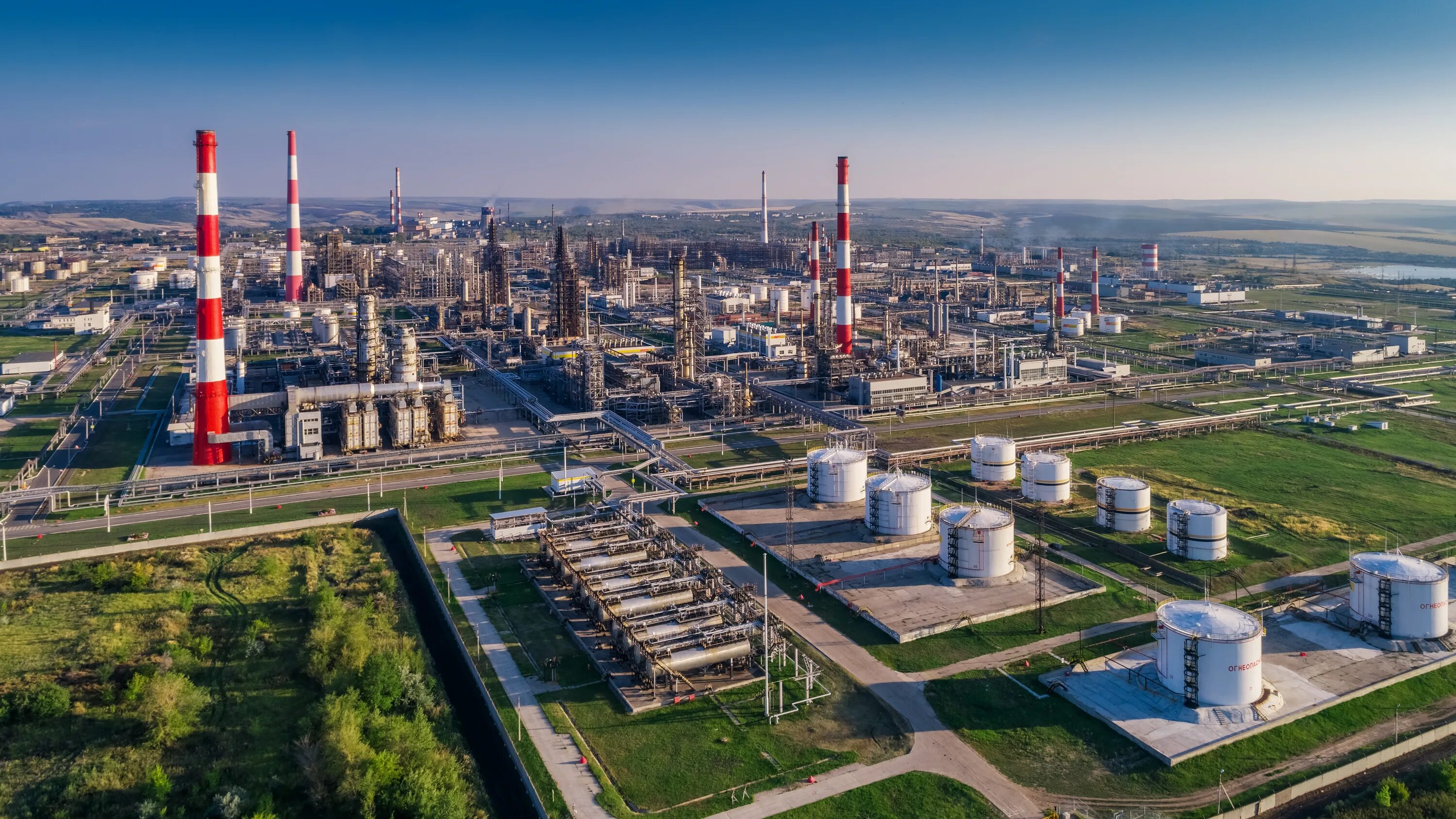 Снпз сызрань. Производство города самары. Роснефть новокуйбышевский нпз. Волжский автомобильный завод в тольятти. Самарская экономика.