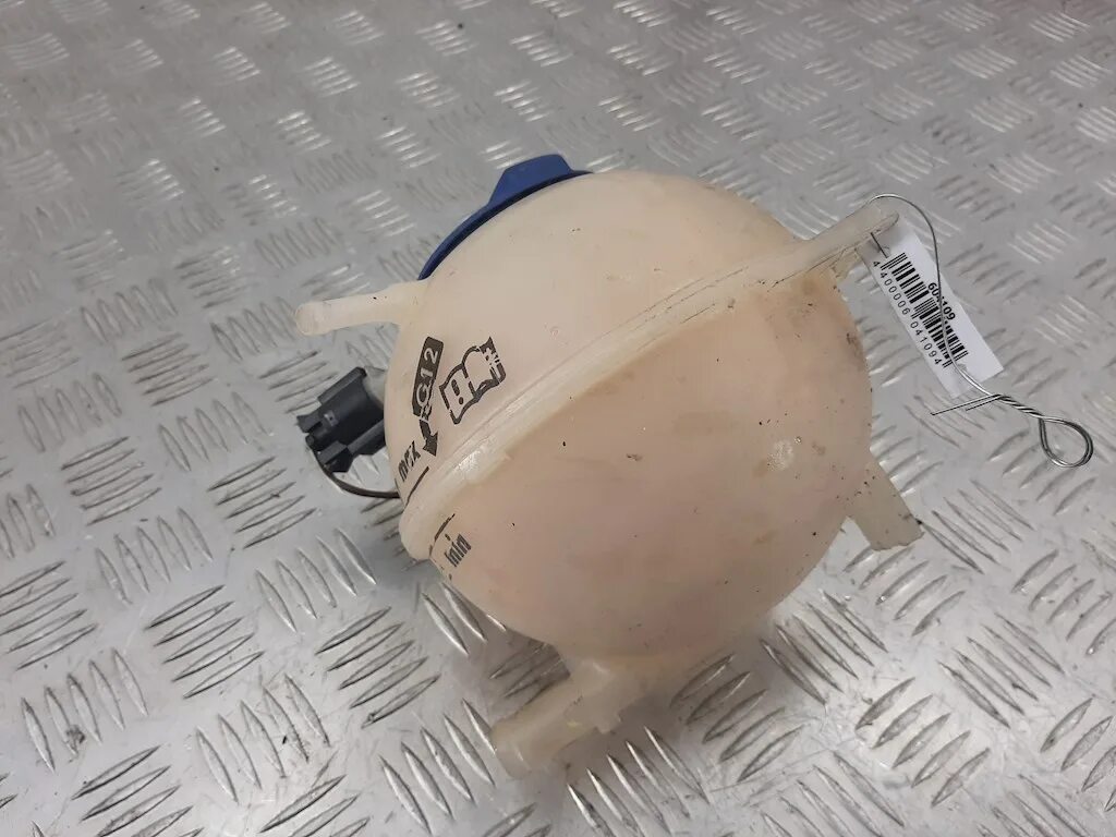 Расширительный бачок на фольксваген поло седан 2011. 6 артикул. Расширительный бачок фольксваген поло 1. Расширительный бачок поло седан. Расширительный бачок фольксваген поло седан 2012.