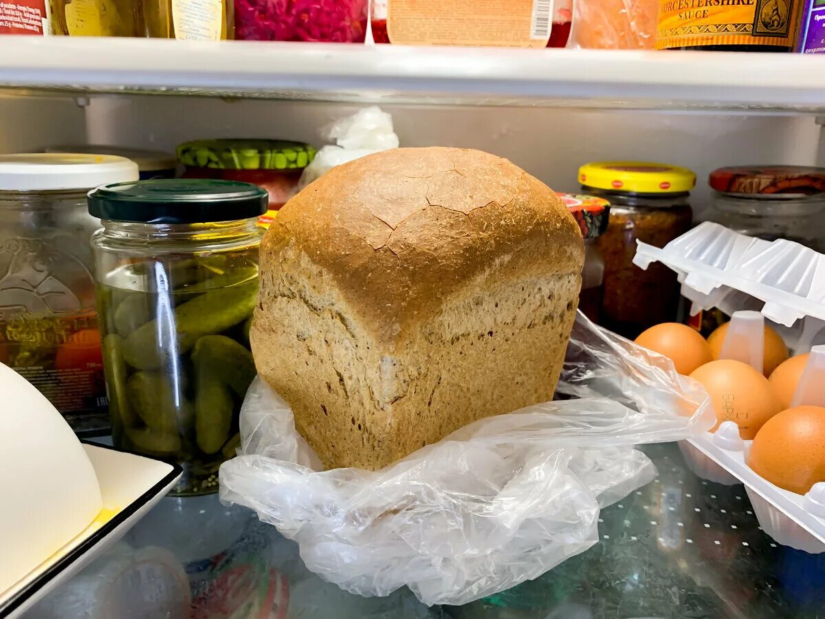 Можно ли хранить хлеб в морозильнике. Хлеб в пакете в холодильнике. Заморозка хлеба для хранения. Хранение хлеба на кухне. Как можно долго хранить хлеб.