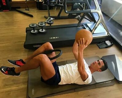 Роналдо качает пресс