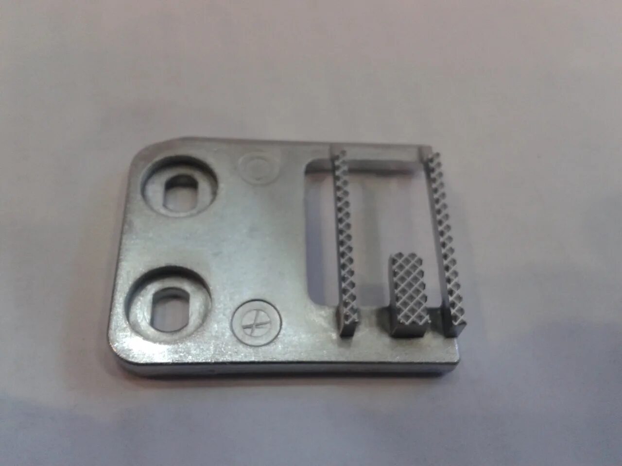 Швейная машинка рейка. Швейных машин pfaff 4250 зубчатая рейка. Регулировка зубчатой рейки в швейной машине. Швейная машинка рейка. Brother innov-is 10.