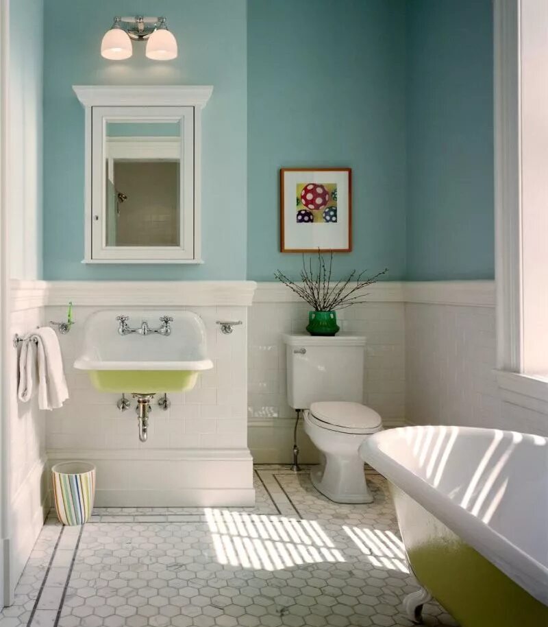 Стены в ванной. Крашеные стены в ванной. Санузел с окрашенными стенами. Ванная комната с окрашенными стенами. Ванная комната плитка и краска.