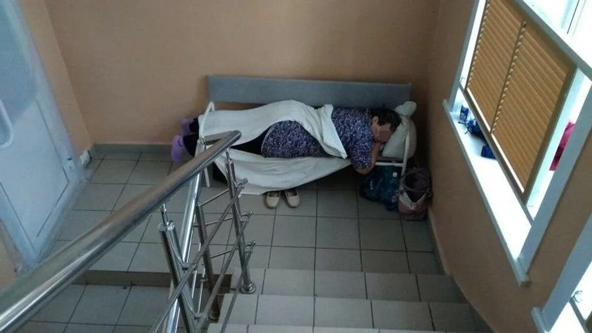 В больнице ничего не делают. Люди лежат в коридоре в больнице.