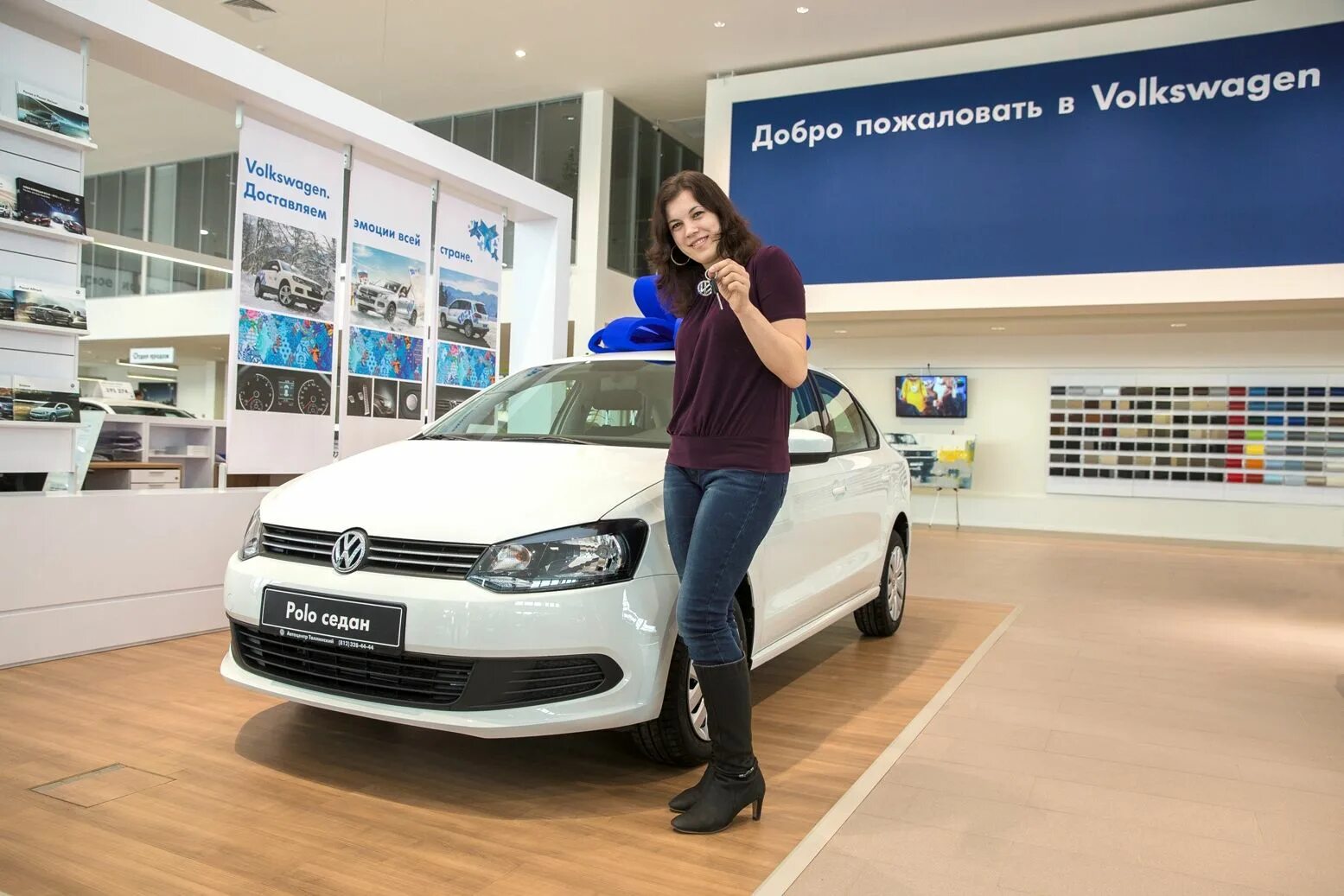 Фольксваген купить в москве у официального дилера. Автосалон Фольксваген. Дилерский центр Фольксваген. Авто Фольксваген дилер. Фольксваген поло в автосалоне.