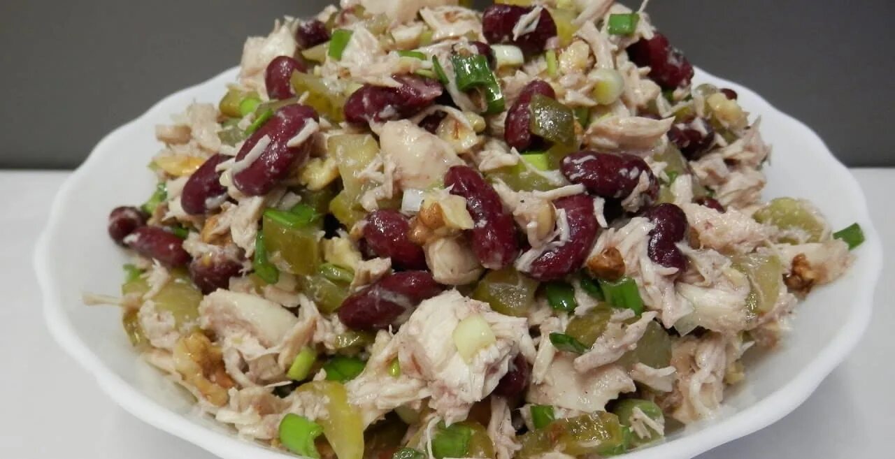 Салат с копчёной курицей и фасолью. Салат из копченой грудки с фасолью. Салат с красной фасолью и курицей. Салат с красной фасолью и куриной грудкой. Салат с фасолью и курицей.