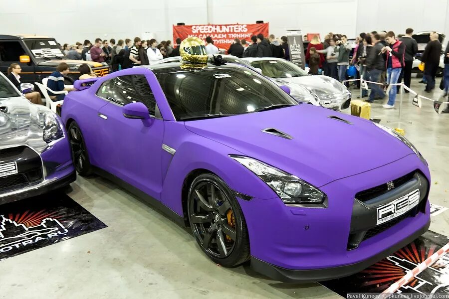 Какой цвет машинка. Ниссан ГТР фиолетовый. Nissan GTR Purple. Ниссан ГТР фиолетового цвета. Автотюнинг шоу Nissan GTR.