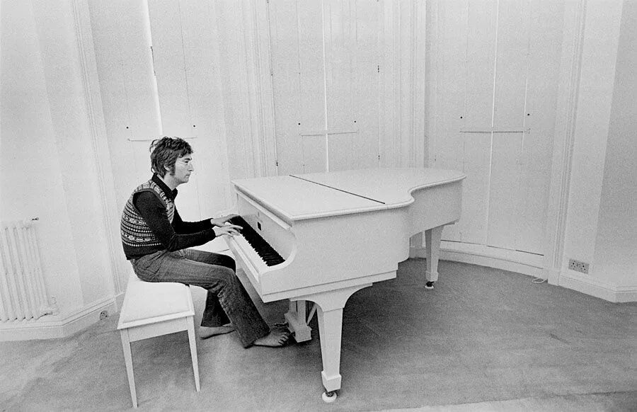 Пианино и человек. Мужчина за роялем. Фото композитор джон кейдж за роялем. Аэстетика музыкант. John playing the piano.