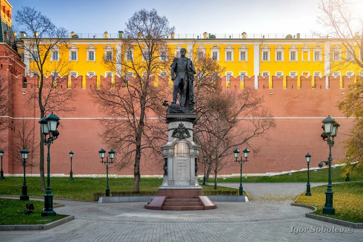 Памятник александру первому. Памятник Александру 1 в Москве в Александровском. Александровский сад Москва Бове.