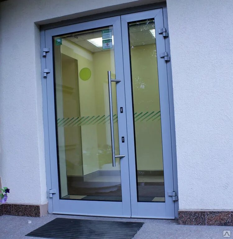Дверь в подъезд со стеклом. Алюминиевые двери Алютех. Алюминиевая одностворчатая дверь КП 45. Дверь алюминиевая двустворчатая ALUTECH w62 2100 1300. Алюминиевая входная дверь ТП 45.