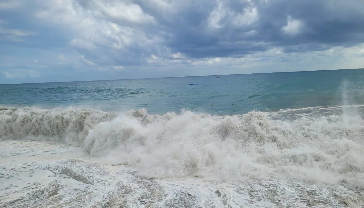 Сочи 10 класс. Сочи Лазаревское штормы в 2023 август. Сочи море 2023. Море фото. Море в плохую погоду.