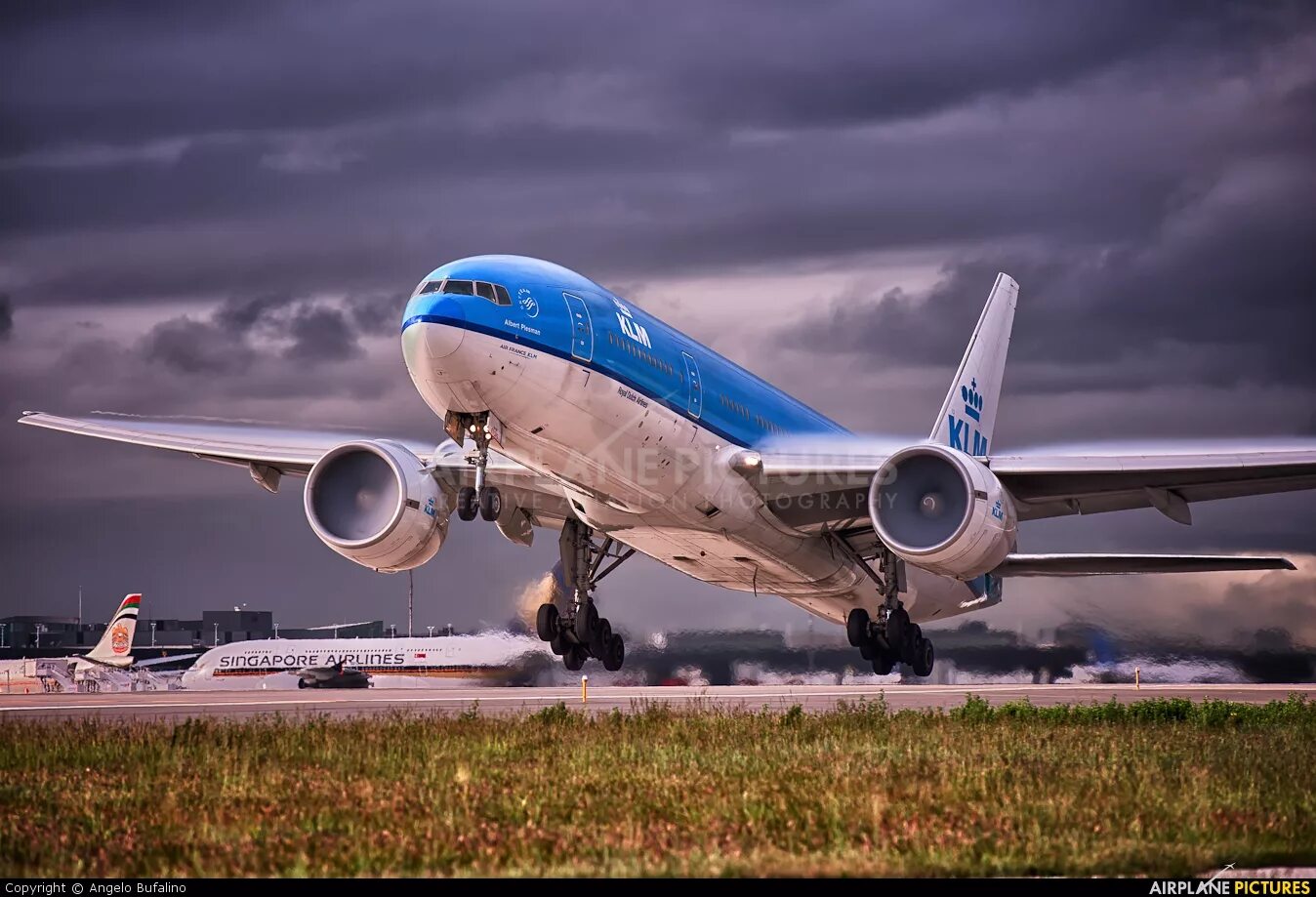 Покажи фотографии самолетов. Самолеты Боинг 777 KLM. Фотографии самолета Боинг 777. Боинг 777 500. Боинг 777 KLM взлетает.