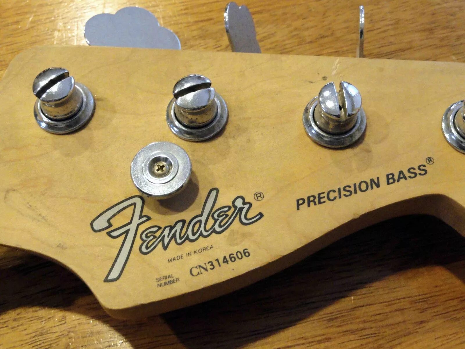 Номер гитарный. Fender precision bass голова грифа. fender precision bass pickups. гриф fender jazz bass. fender jazz bass серийный номер.