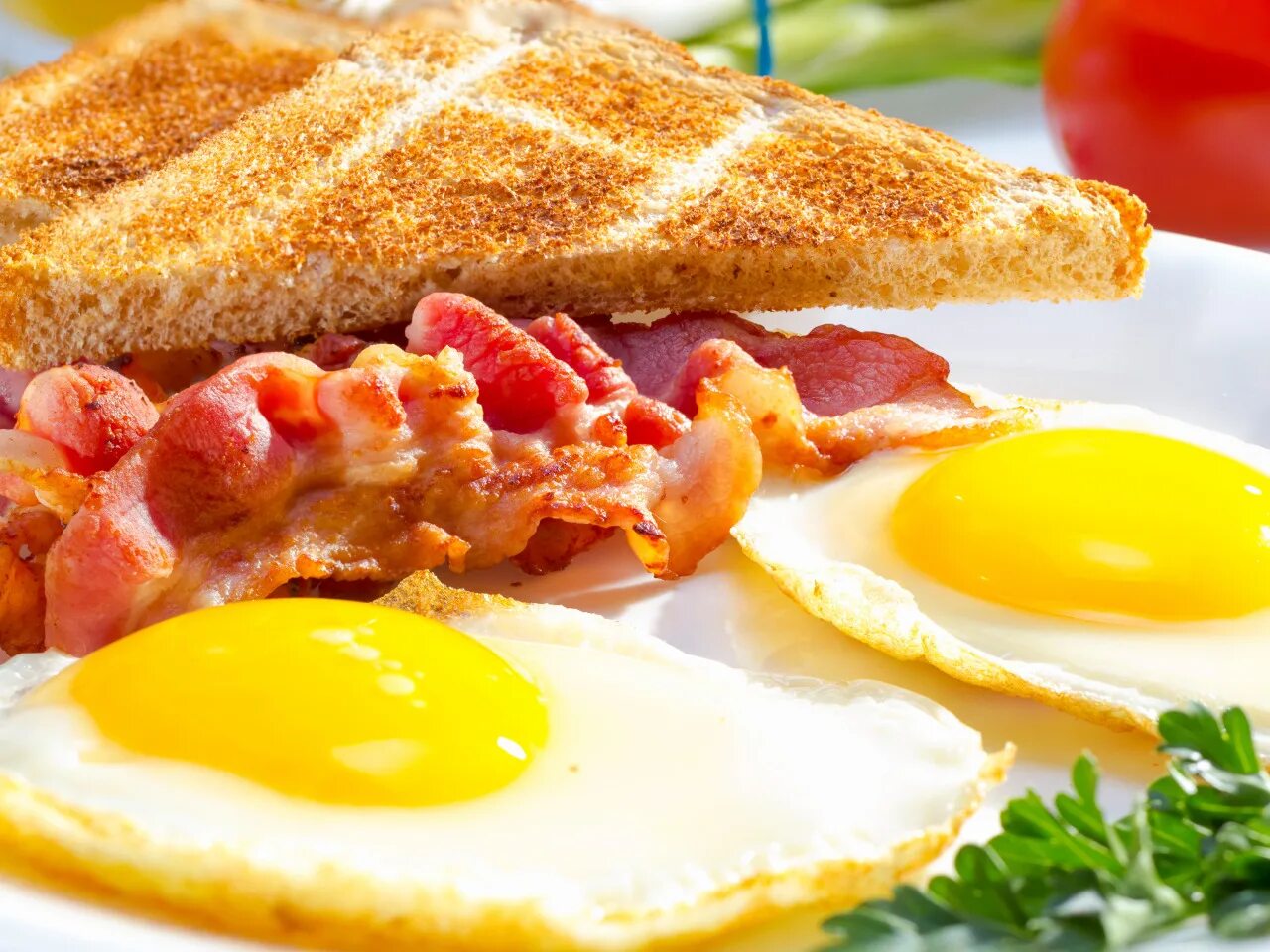 Some breakfast. Тосты на завтрак. Завтраки в фастфуде. Яичница с гренками и бекон. Creamed spinach with eggs.