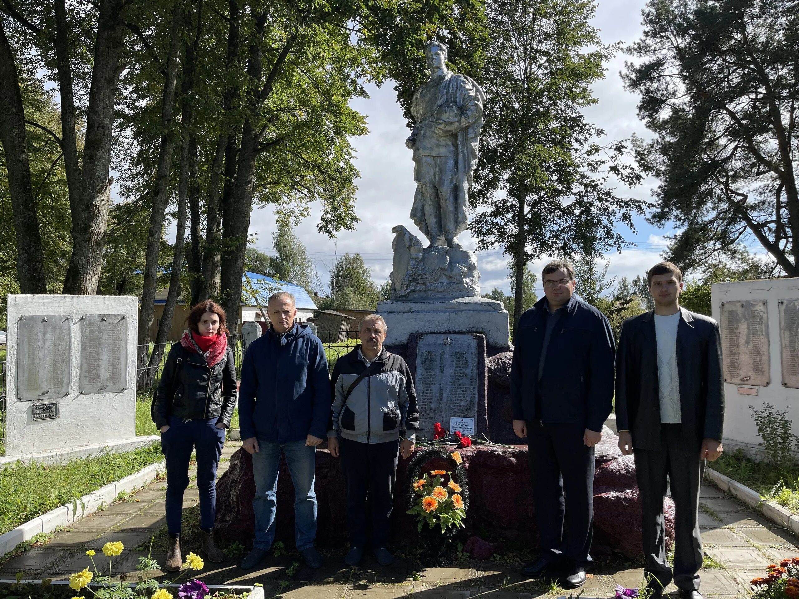 Погода в семлево вяземский. Семлево Вяземский район Смоленской области. Семлёво село войны. Село Семлево Вяземского района Смоленской области люди. Братская могила Вяземский район Семлево.