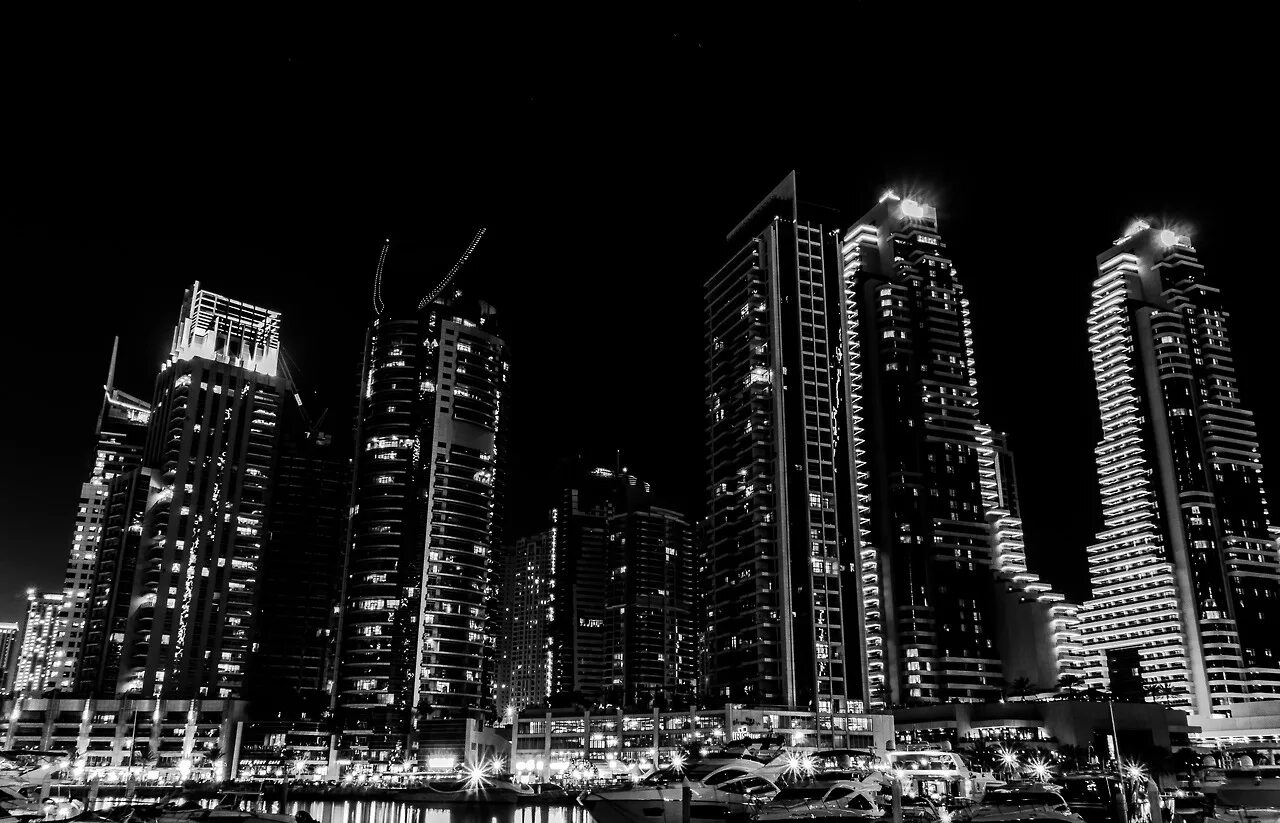 Города черном фоне. Фон города в черном цвете. Ночной город черно белый. Ночной Дубай черно-белый. Город черно белый цветной.
