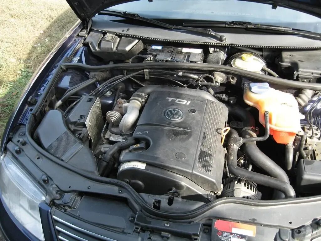 Двигатель пассат в5. Volkswagen Passat 1.8 1999 моторный отсек. Фольксваген Пассат б5 под капотом. Двигатель Пассат б5 дизель. Volkswagen Passat 1999 моторный отсек.