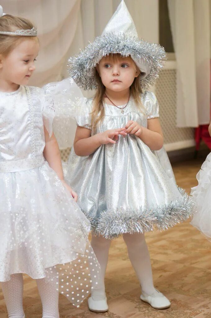 костюм снежинки для девочки. платье снежинка для девочки на новый год. прическа для снежинки на утренник. платье снежинки для девочки. девочки снежинки на новый.