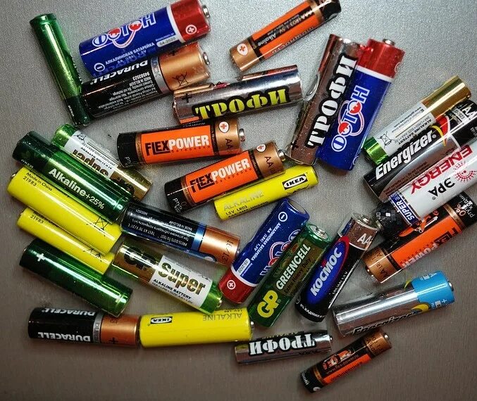 Презентация съедобные батарейки. Батарейки. Разнообразные батарейки. Куча батареек. Reкуча батареек.