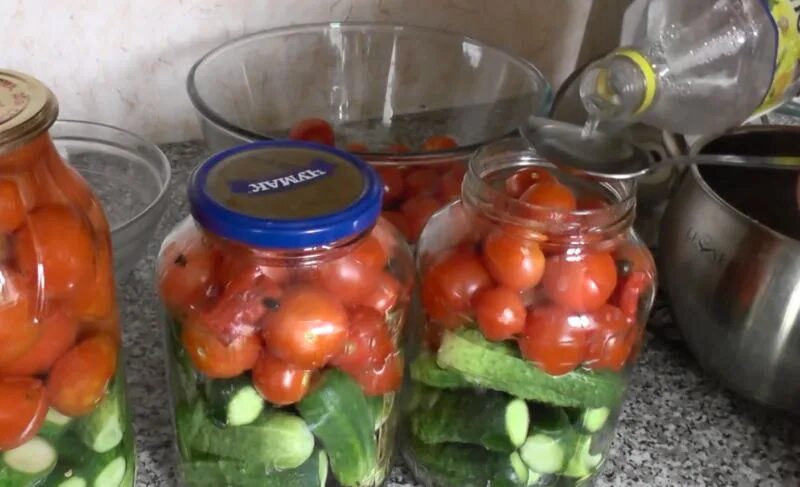 Ассорти помидоры с огурцами с лимонкой. Ассорти помидоры с огурцами с лимонкой. Маринованные огурцы и помидоры. Ассорти на зиму помидоры и огурцы на 3 литровую. Маринованные огурцы и помидоры.
