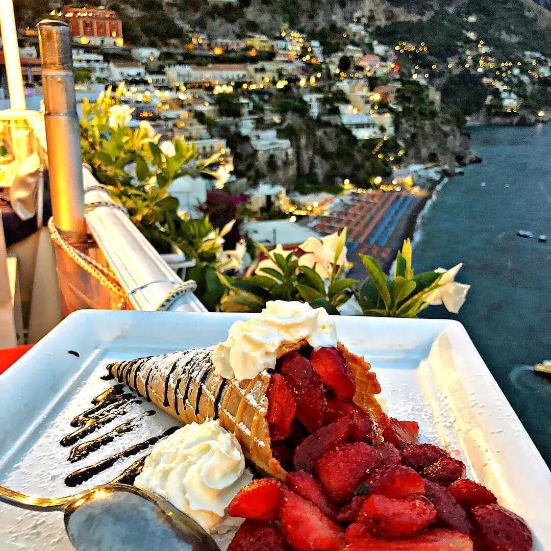 Завтрак миллиардера. Ужин на берегу моря. Еда роскошь. Завтрак на яхте. Стол в дорогом ресторане.