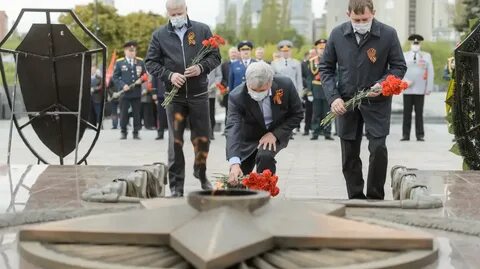 Возложение цветов к могиле неизвестного солдата