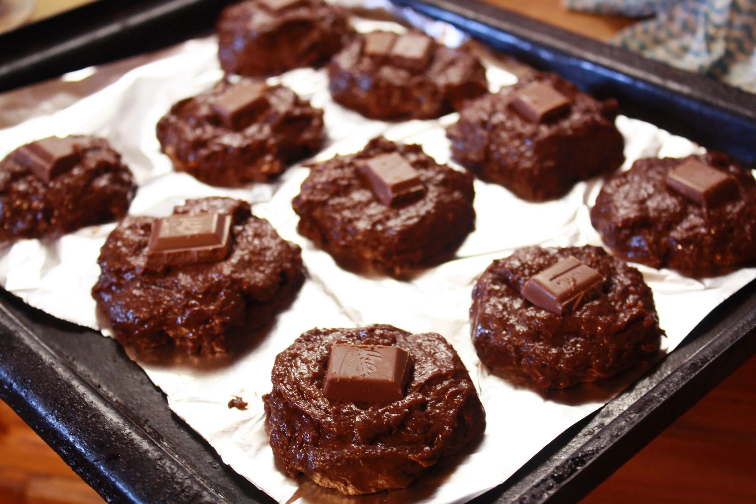 Печенье с шоколадом рецепт в домашних. Шоколадное печенье. Печенье с шоколадом. Шоколадное печенье с шоколадом. Шоколадное печенье домашнего приготовления.