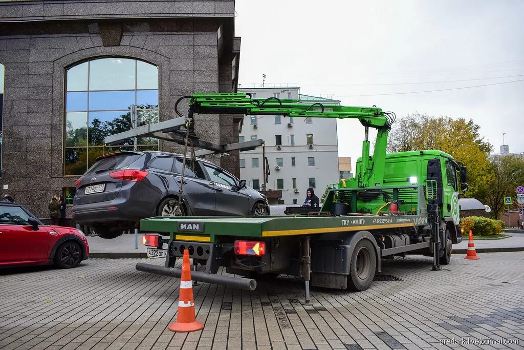 Эвакуатор свао москва автодруг. Эвакуатор. Эвакуация авто. Автомобиль на эвакуаторе. Красивый эвакуатор.