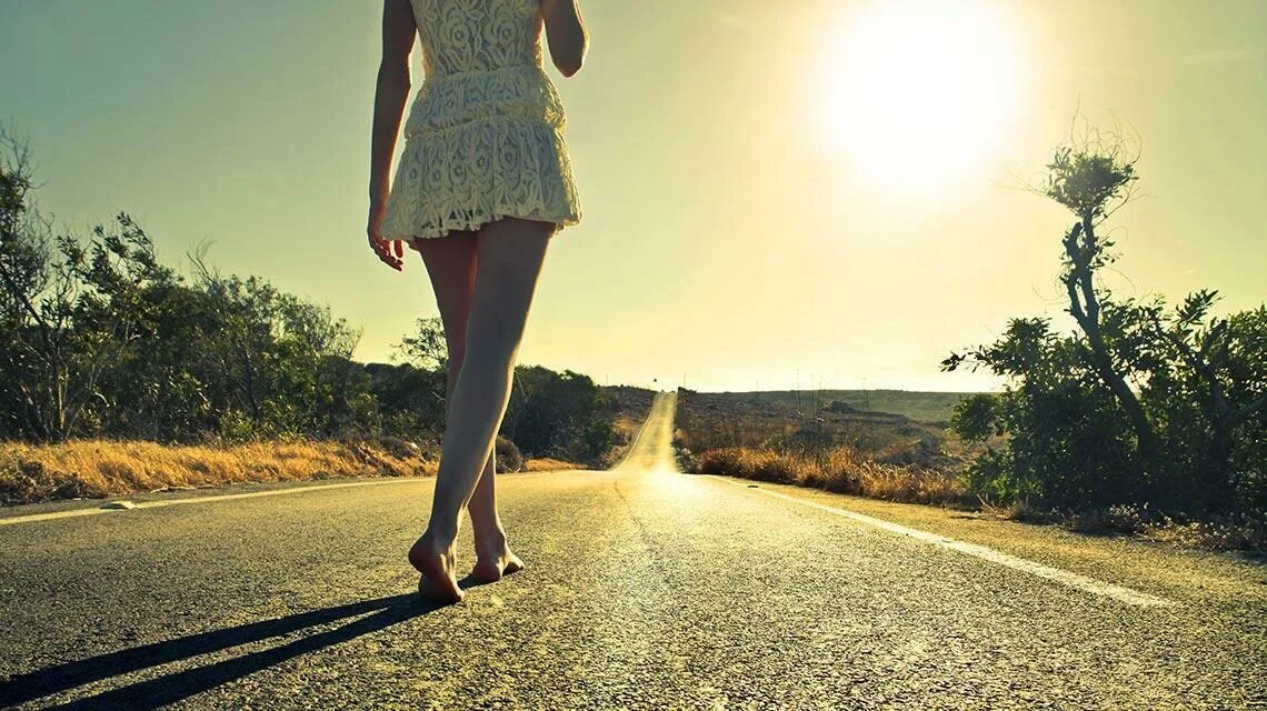 Ступни на траве. Босиком по со. Тиль швайгер босиком по мостовой. Пляж ноги идут. Босиком по со.