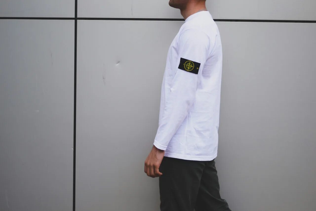 Белый stone island. Белый лонгслив stone island. лонгслив stone island с патчем. stoune island белый лонгслив. stone island мужской лонгслив белый.
