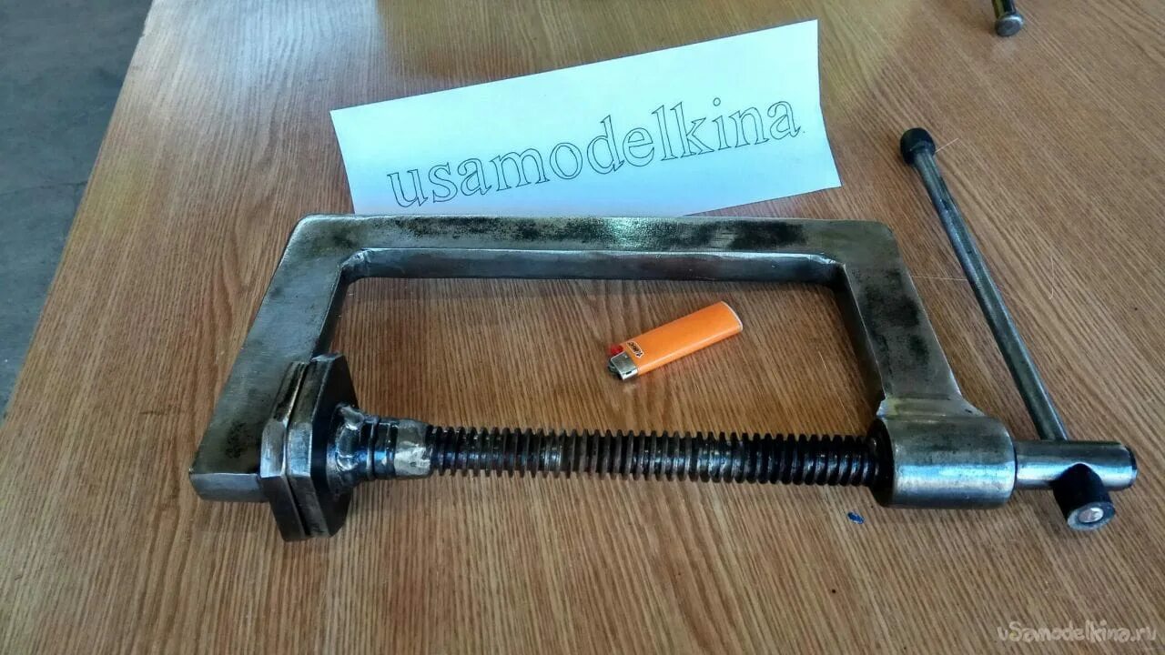 Woodwork струбцины угловые. Струбцина из шпильки м20. Самодельные струбцины для сварки. Струбцина для бруса 150х150. Тиски из профиля 100*100 система стягивания.
