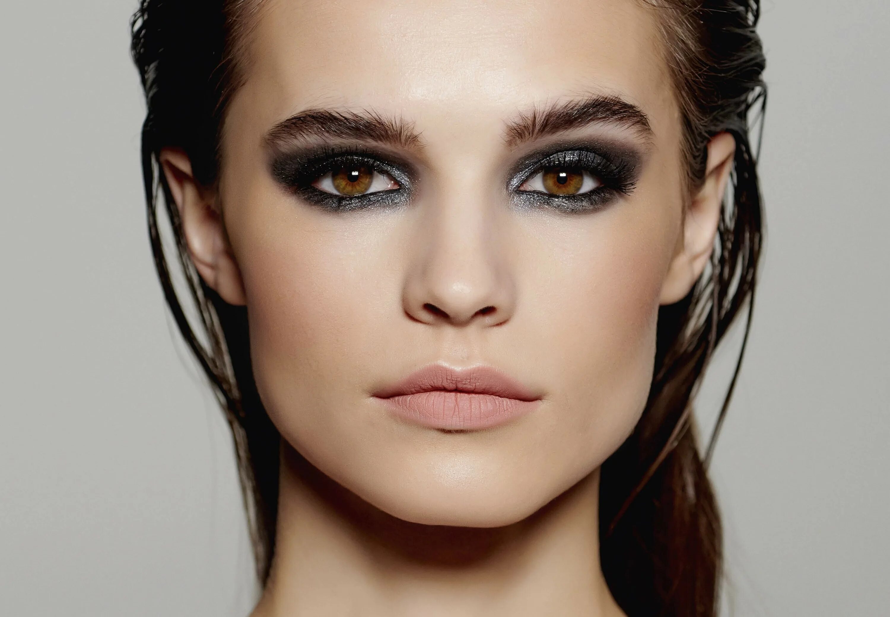 Выразительный образ. Смоки айс. Смоки айз 2021. Smoky Eyes макияж. Смоки айс Нижнего века.