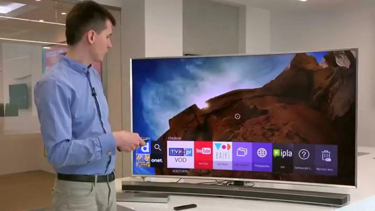Включи телевизор олега. Samsung Smart TV 2015. Телевизор с ютубом. Телевизор самсунг youtube. Большой телевизор с ютубом.