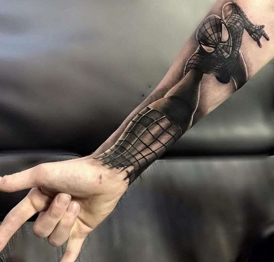 тату руки молящегося с крестом на предплечье. красивые татуировки для мужчин. тату на руке на тему.