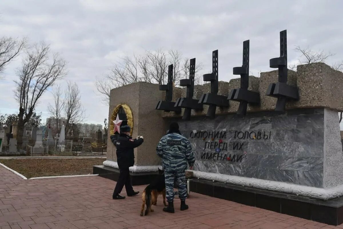 Похоронили в братскую могилу. Мемориалы памятники Астрахань. Софьи Перовской Астрахань кладбище Братская могила. Мемориал Братская могила. Мемориал Братская могила советских воинов.