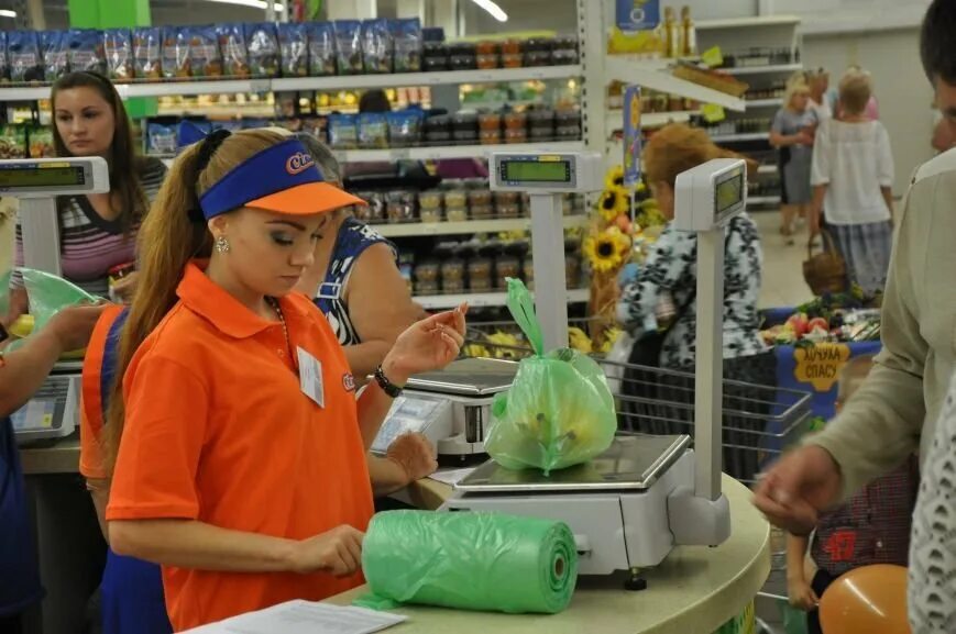 Касса в магазине. Приколы на кассе в магазине. Магазин соседи. Магазин соседи в минске. Продавец.
