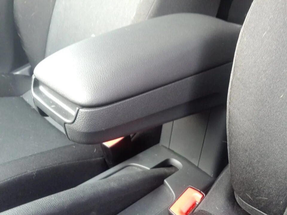 Подлокотник шкода рапид. Подлокотник vw polo 6 liftback. подлокотник на volkswagen polo liftback (2025-2025). skoda rapid 2025 подлокотник.