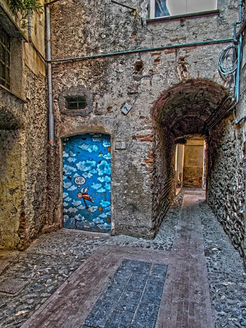 Откройте дверь руин. Альбенго Лигурия Италия. Старые улицы Италии. Камень на улице. Двор Италия дверь.