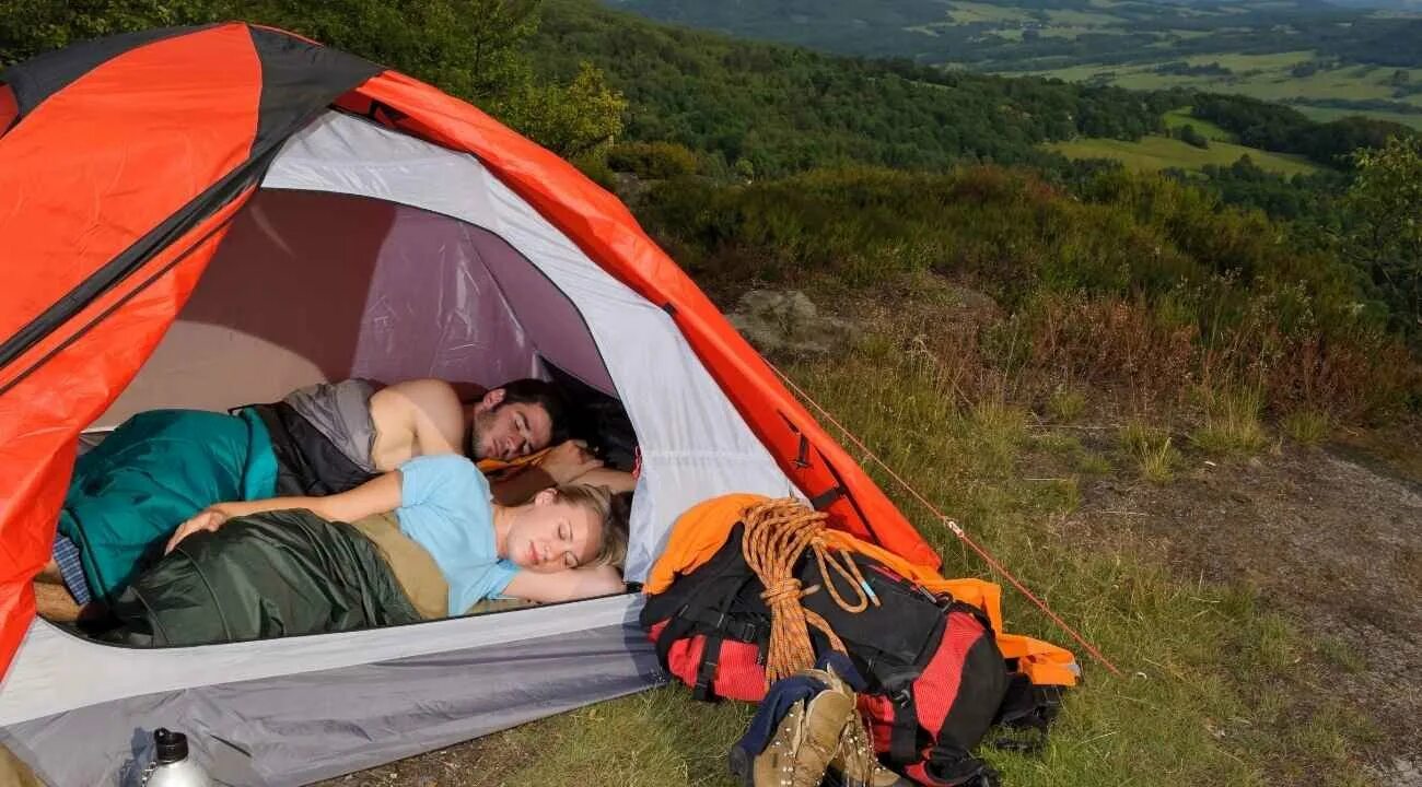 Девушки в палатках на природе. Спать в палатке. девушки в палатке на природе. поцелуй в палатке. парни в палатке.